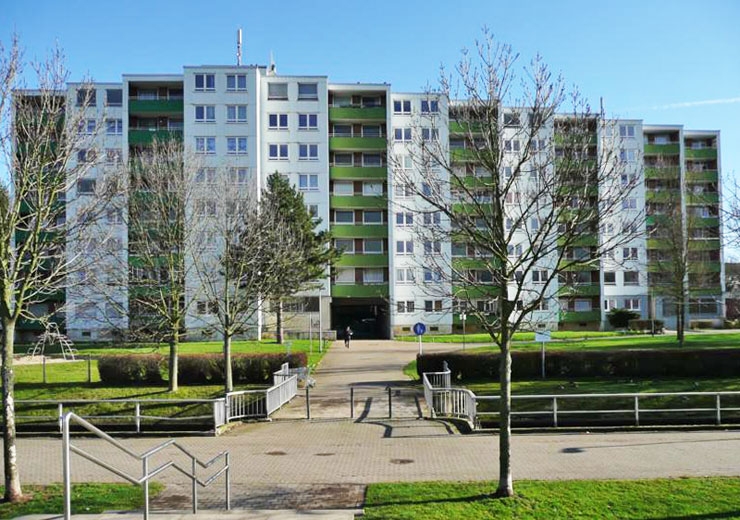 Das Bild zeigt die Außenansicht eines Mehrfamilienhauses.