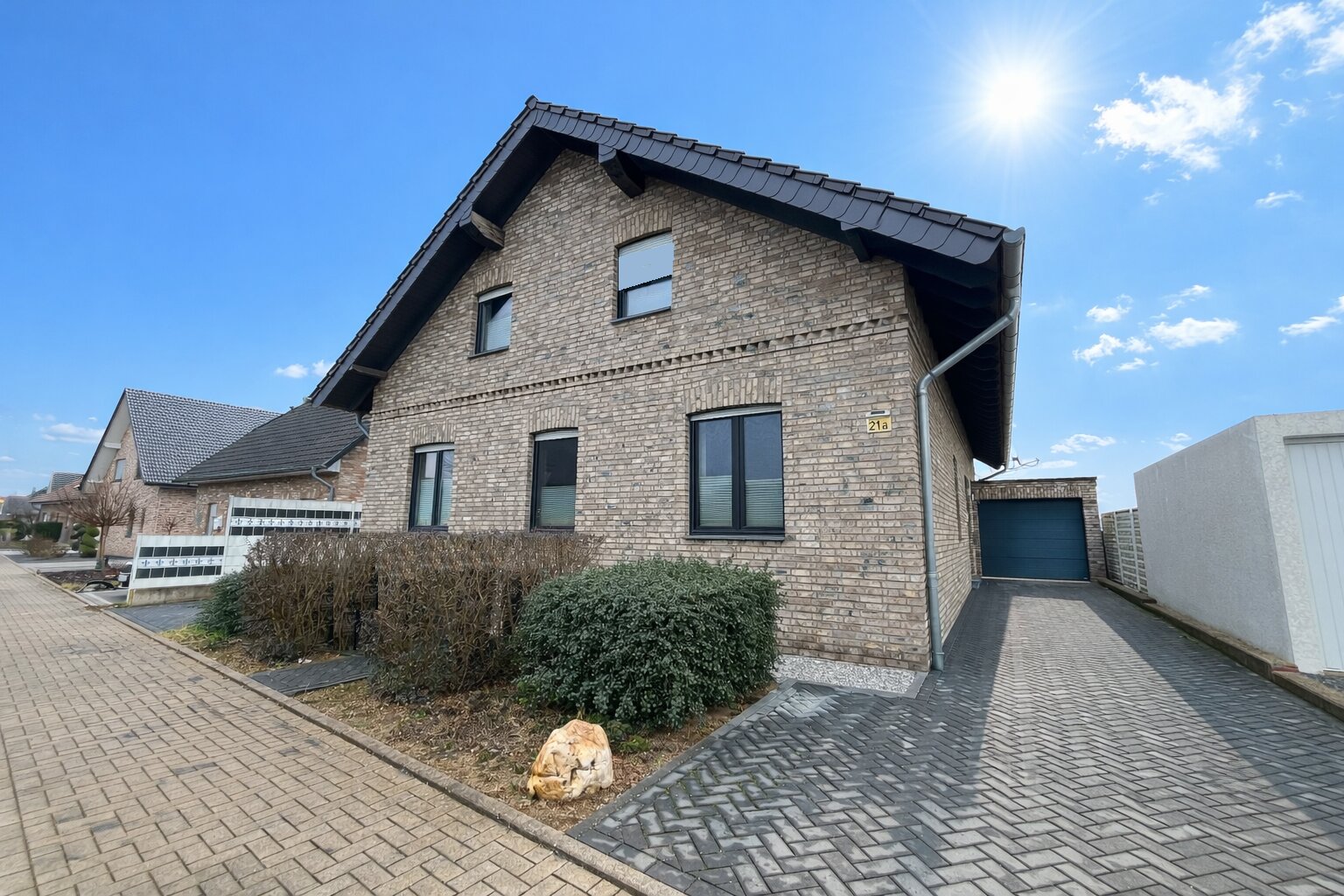 Das Bild zeigt die Außenansicht der Immobilie.