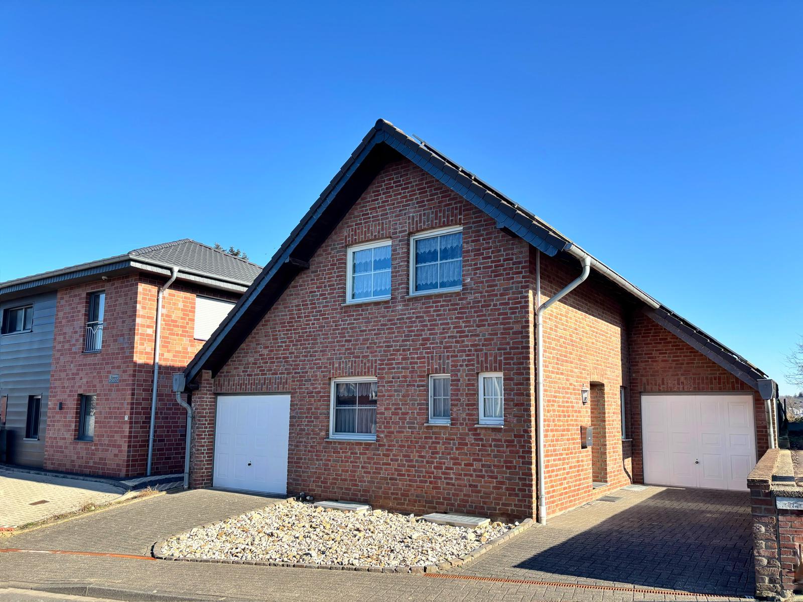 Das Bild zeigt das Einfamilenhaus von außen.