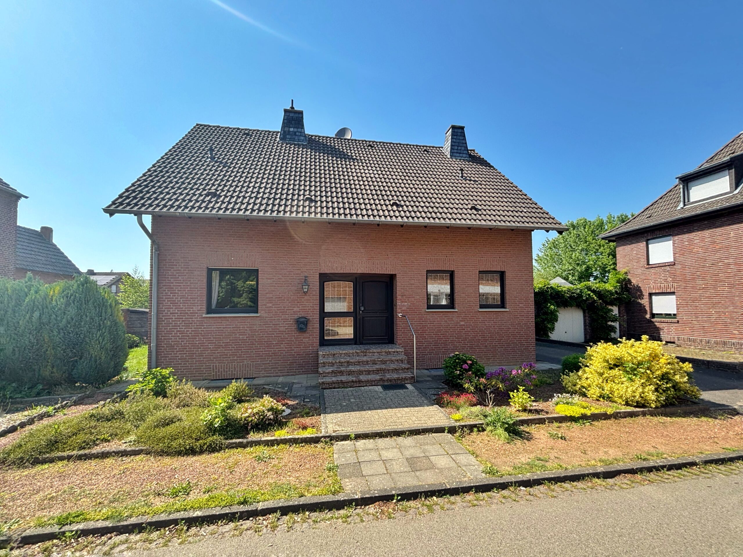 Das Bild zeigt die Außenansicht eines klassischen Einfamilienhauses.
