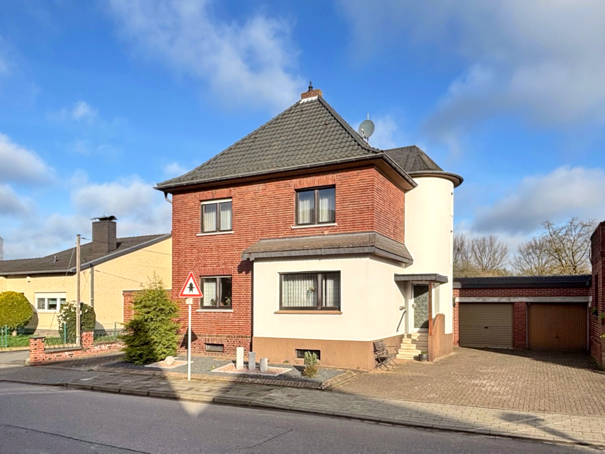 Das Bild zeigt die Ausßenansicht eines gepflegten Einfamilienhauses.