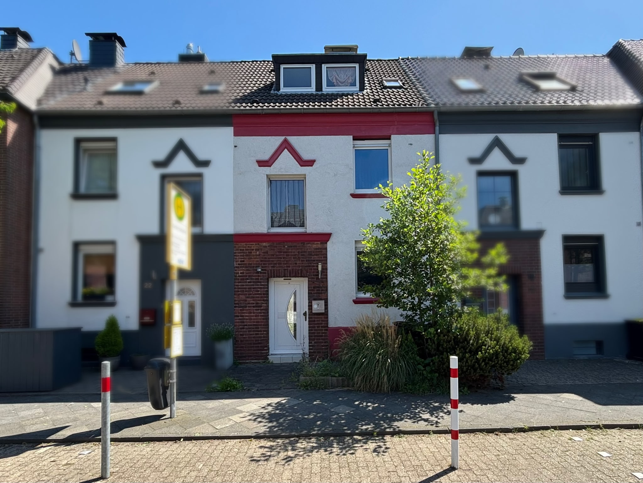 Das Bild zeigt die Außenansicht eines Reihenmittelhauses.