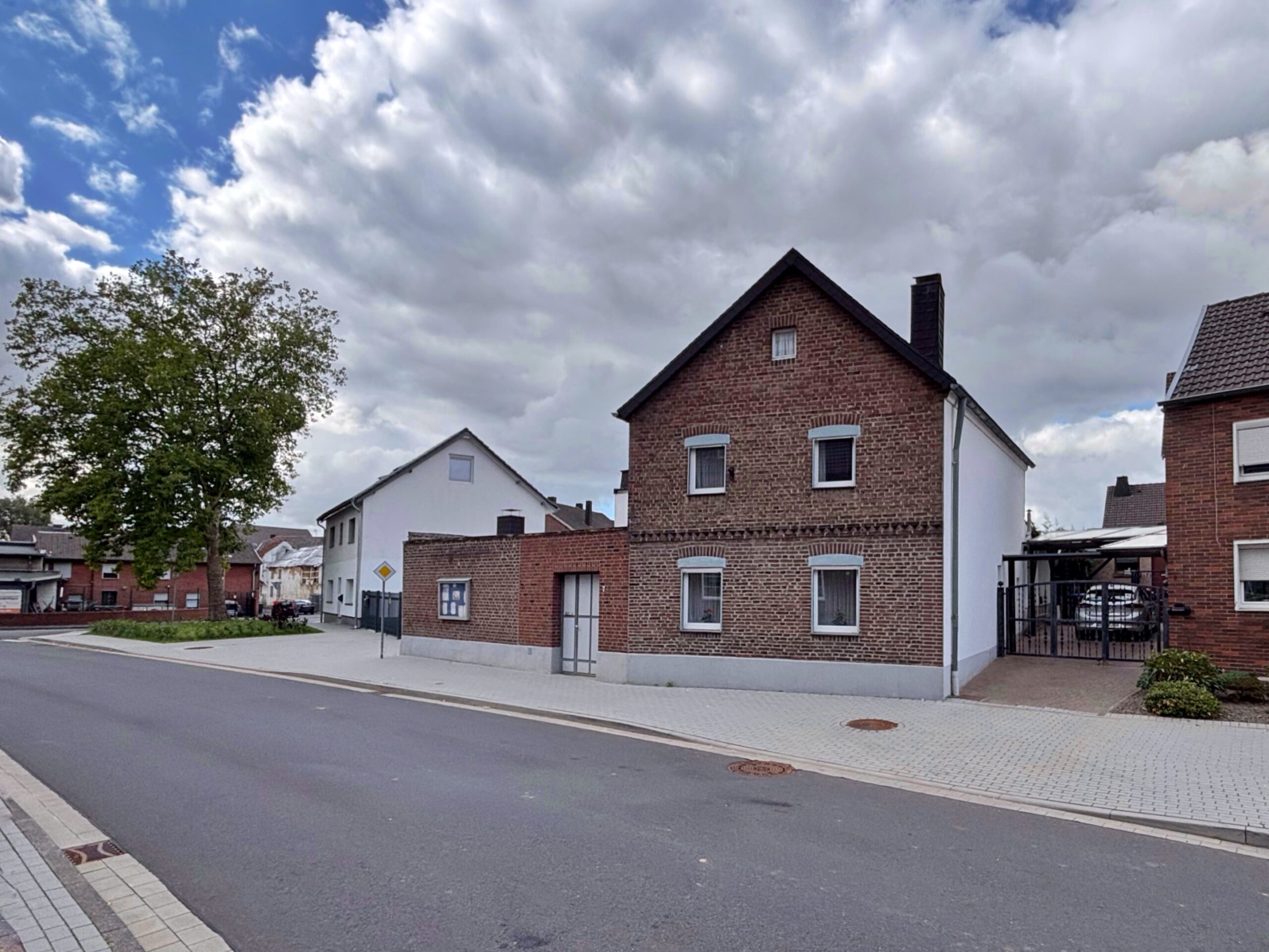 Das Bild zeigt ein Einfamilienhaus. Die Fassade ist verklinkert.