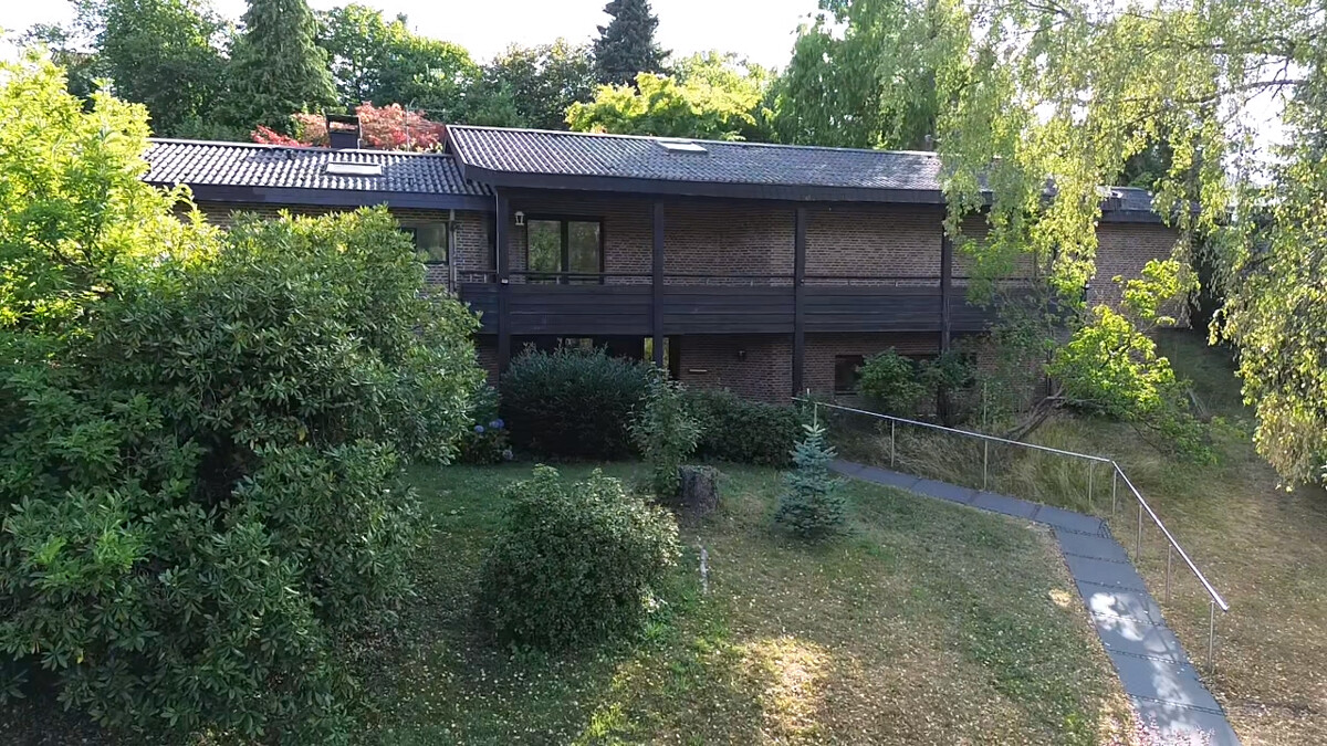 Das Bild zeigt die Außenansicht der Immobilie in naturnaher Lage.