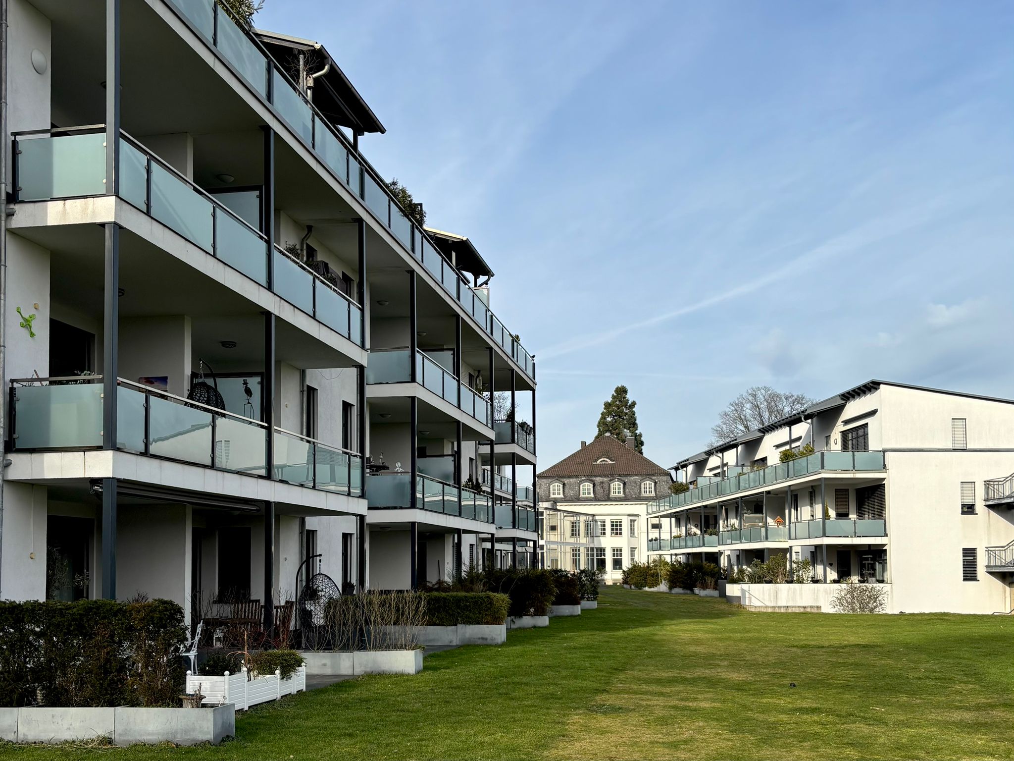 Das Bild zeigt die Außenansicht der Immobilie in der sich die Wohnung befindet.
