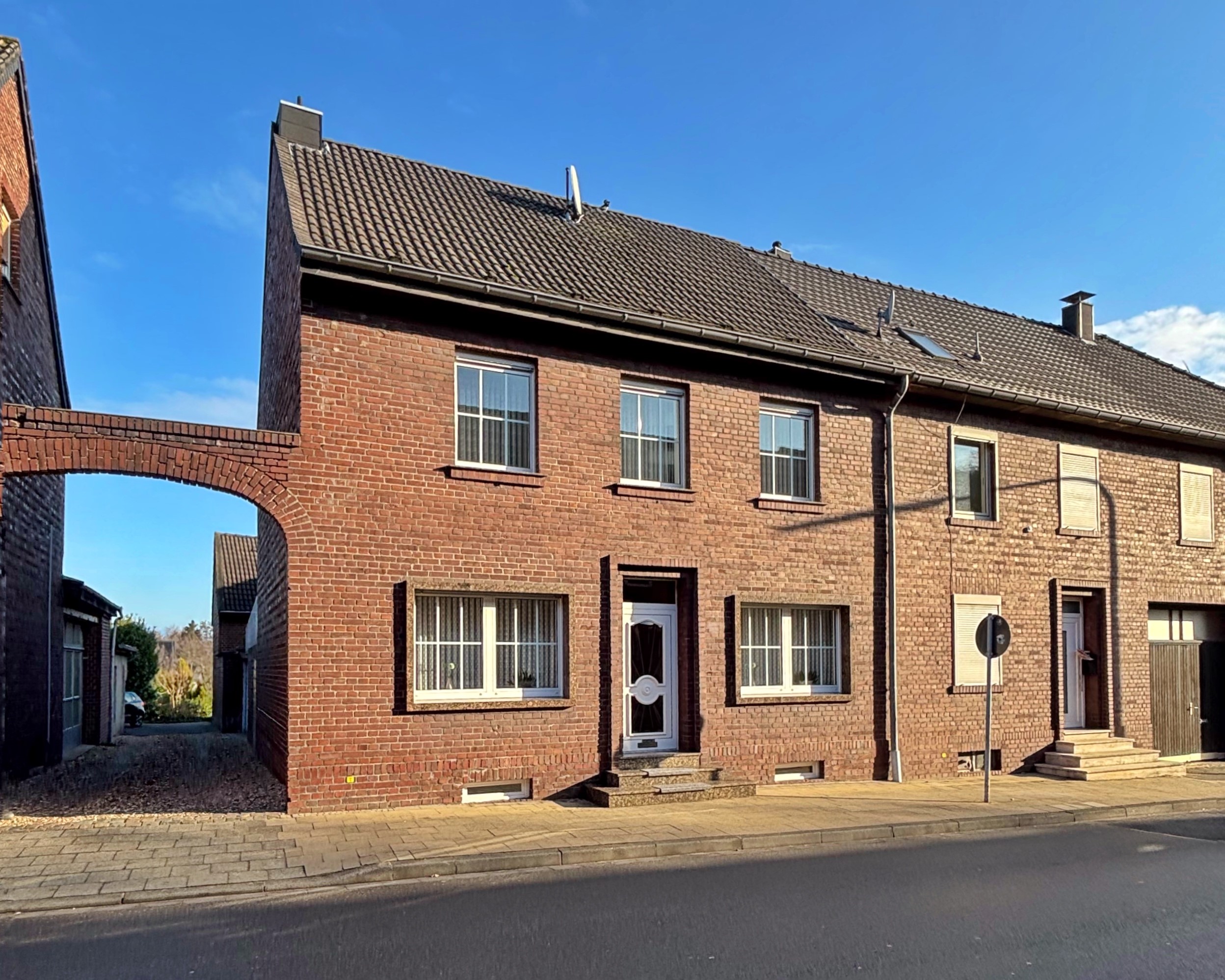 Das Bild zeigt die Außenansicht der Immobilie.