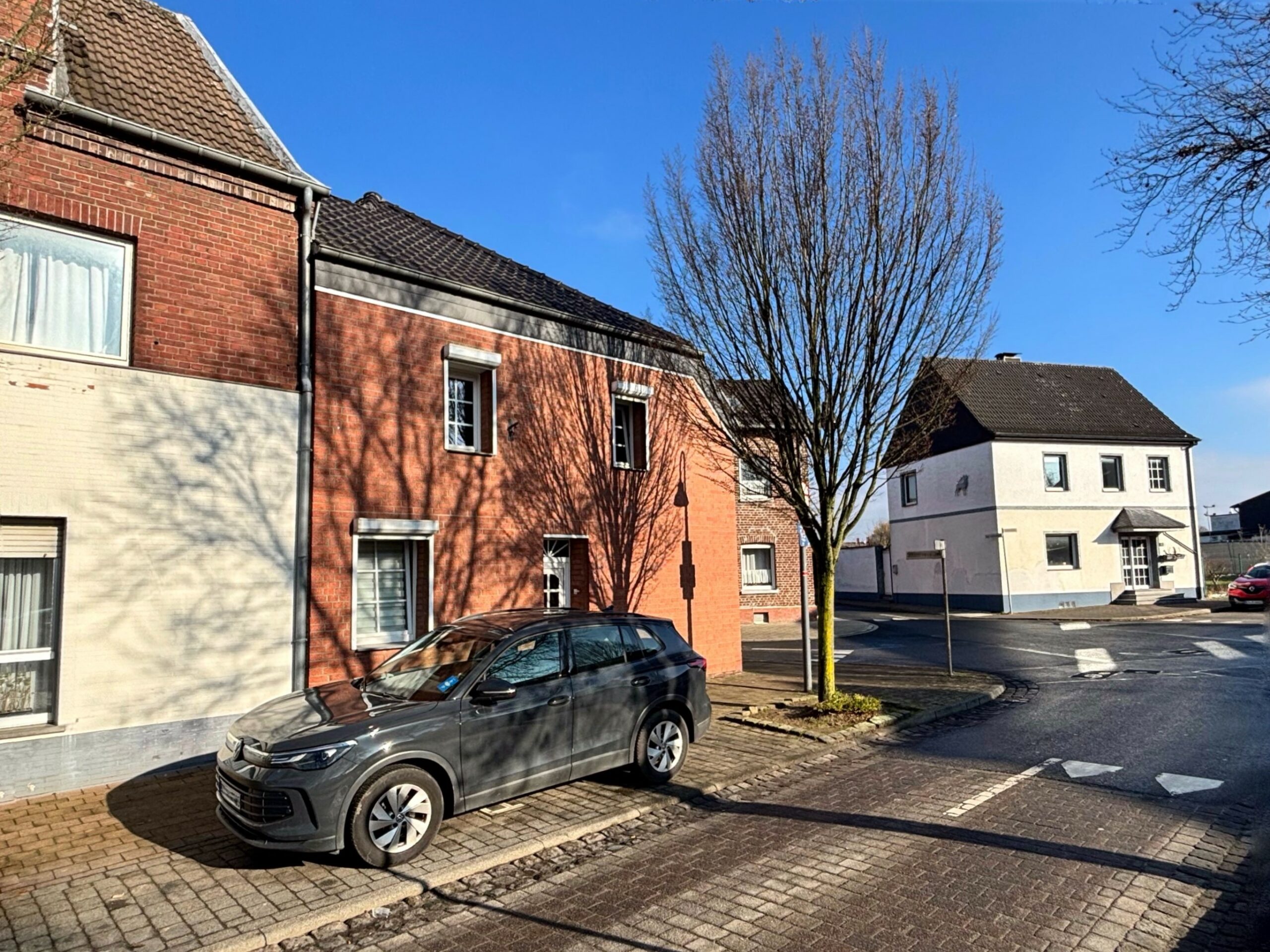 Das Bild zeigt ein verklinkertes Reiheneckhaus.