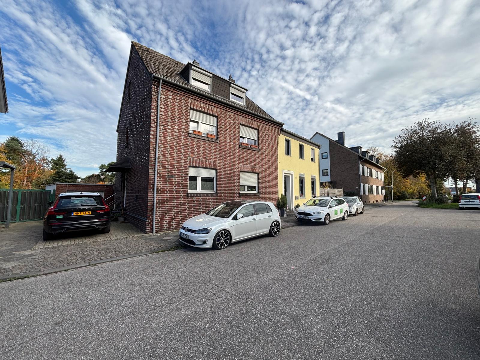 Das Bild zeigt die Außenansicht eines Reiheneckhauses