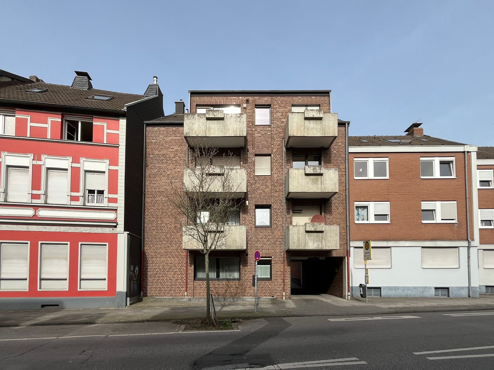 Das Bild zeigt die Außenansicht der Immobilie in der sich die Wohnung befindet.