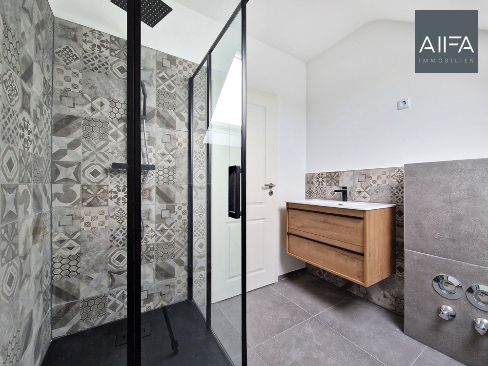 Das Bild zeigt das modern eingerichtete Badezimmer.