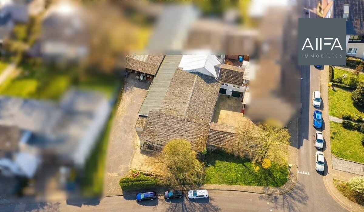 Das Bild zeigt das Grundstück mit den Gebäuden durch eine Luftaufnahme.