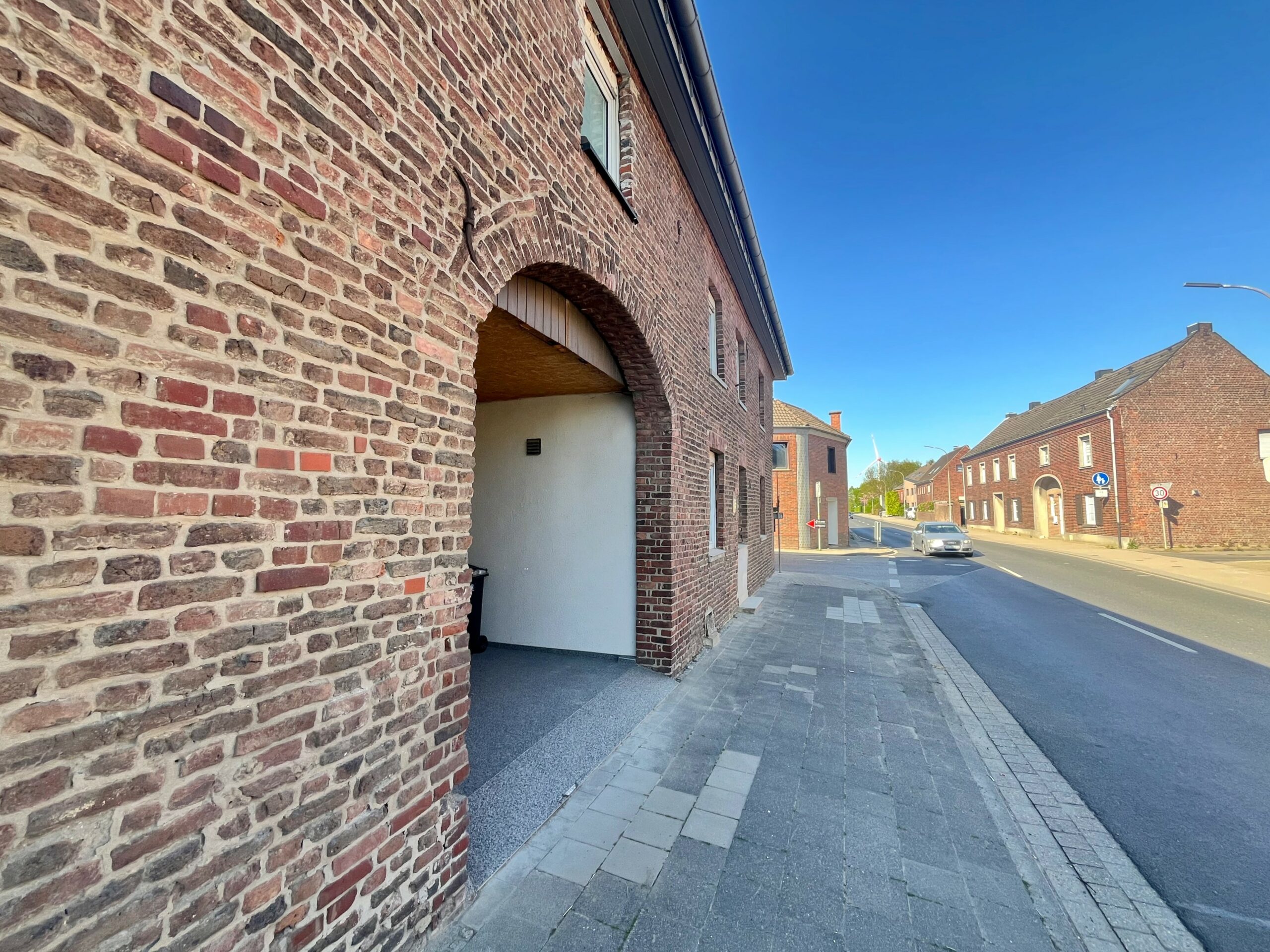 Das Bild zeigt die Straßenansicht der Immobilie.