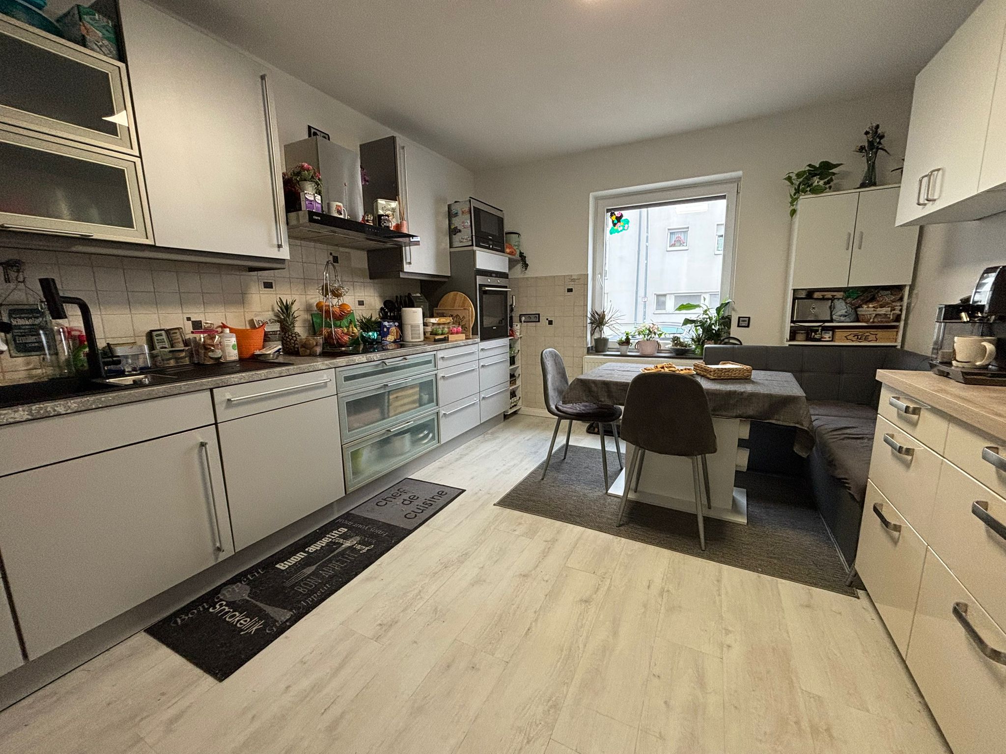 Das Bild zeigt die geräumige und modern eingerichtete Küche.