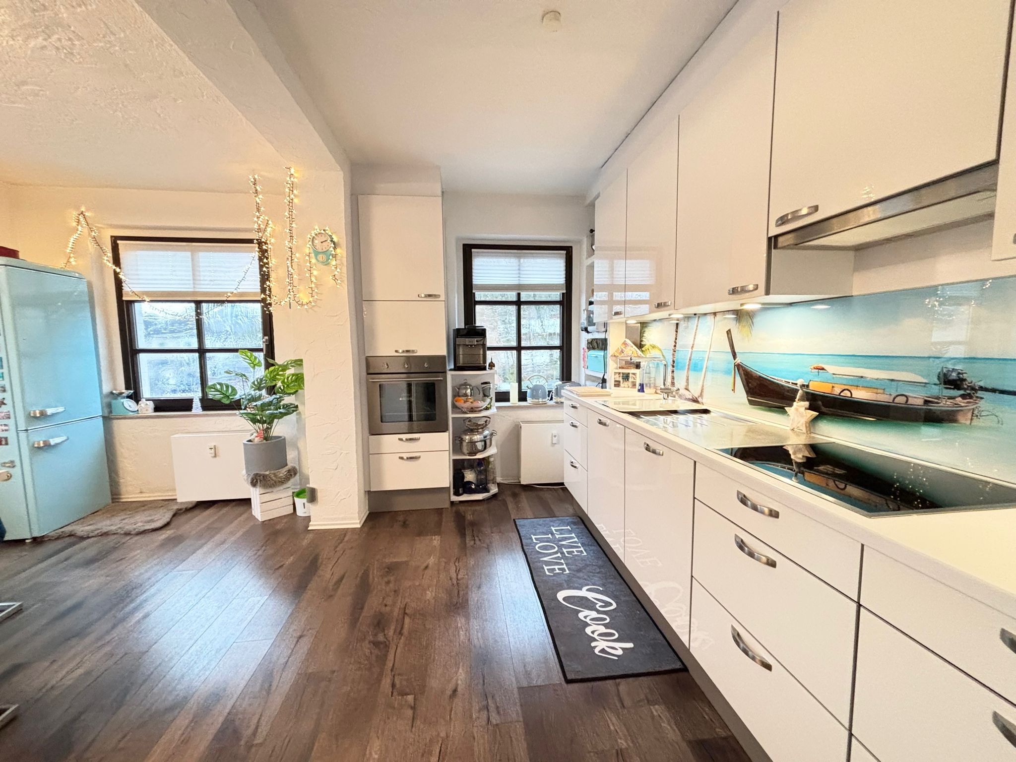 Das Bild zeigt die modern eingerichtete Küche.