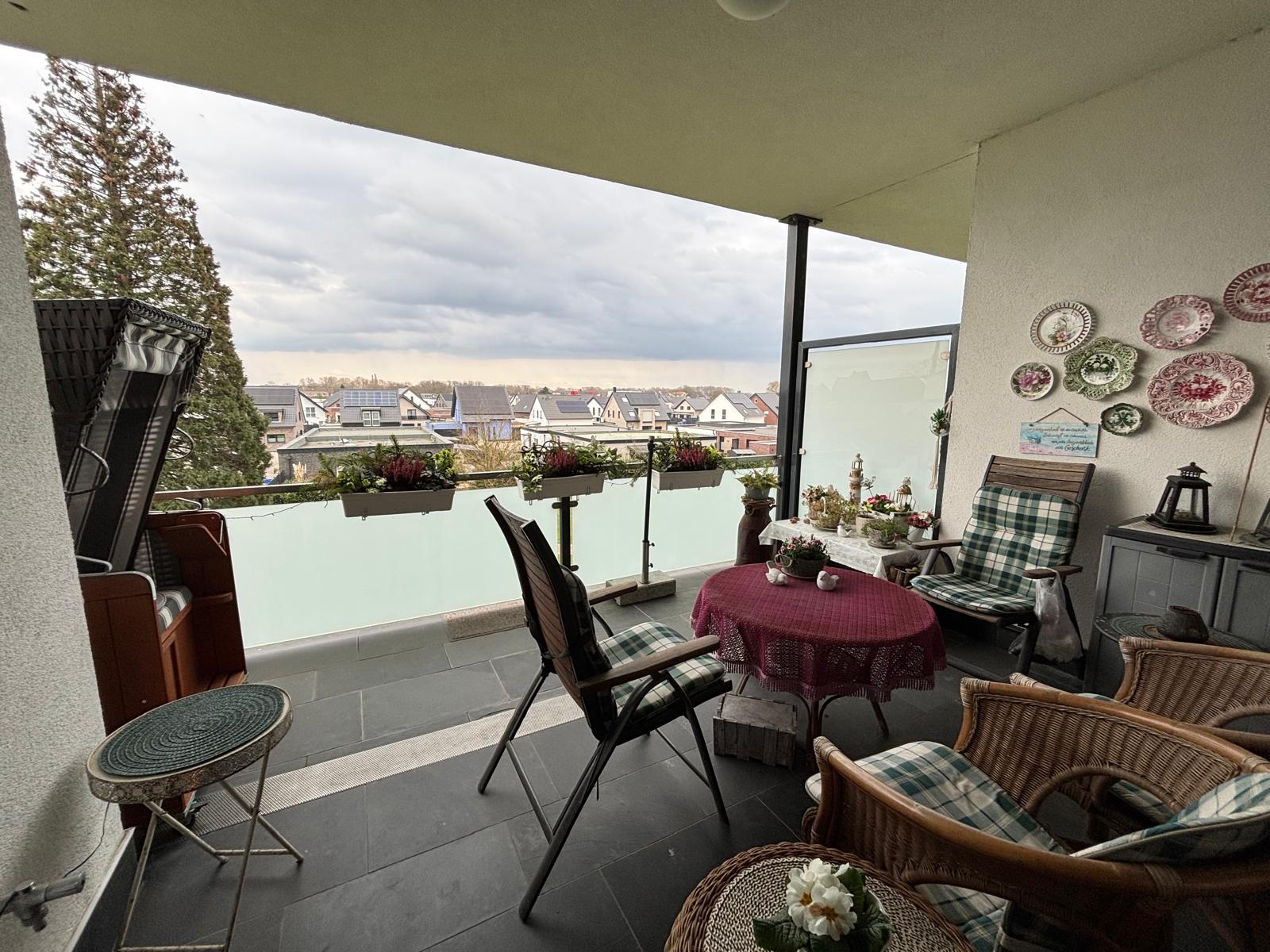 Das Bild zeigt den überdachten Balkon/Loggia.