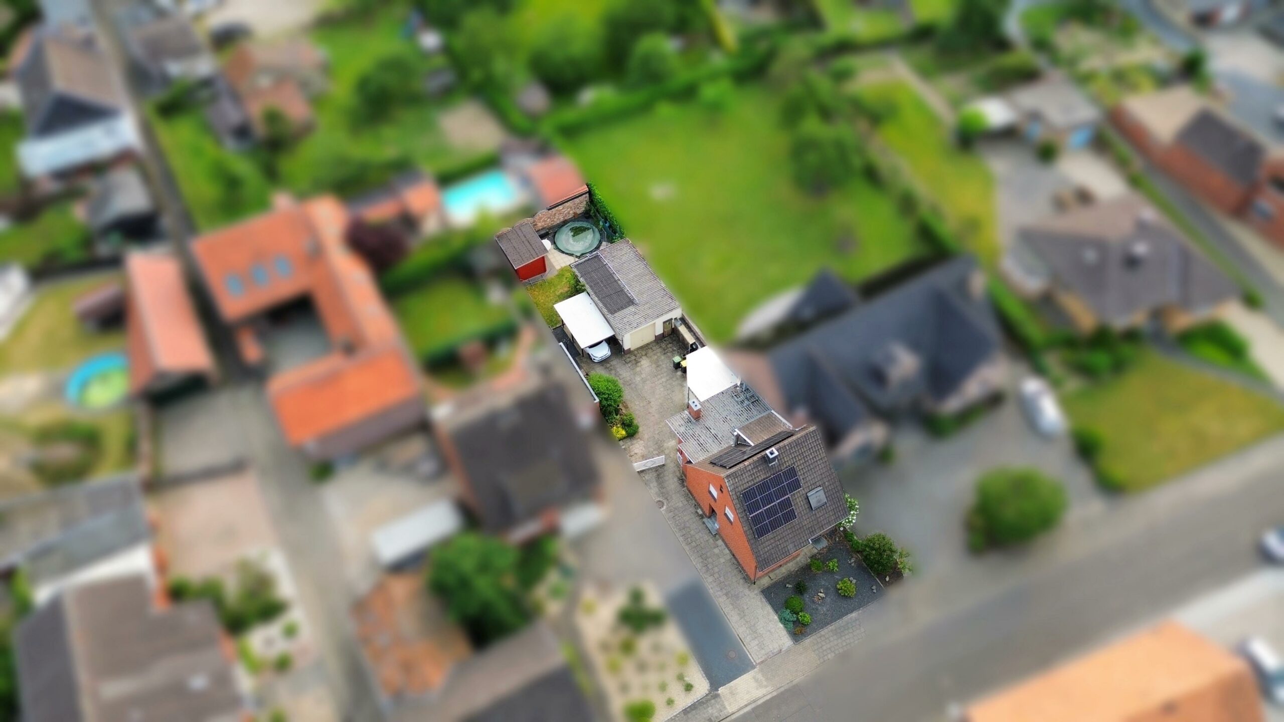 Das Luftbild zeigt das gesamte Grundstück von oben. Daneben liegende Grundstücke sind zensiert.