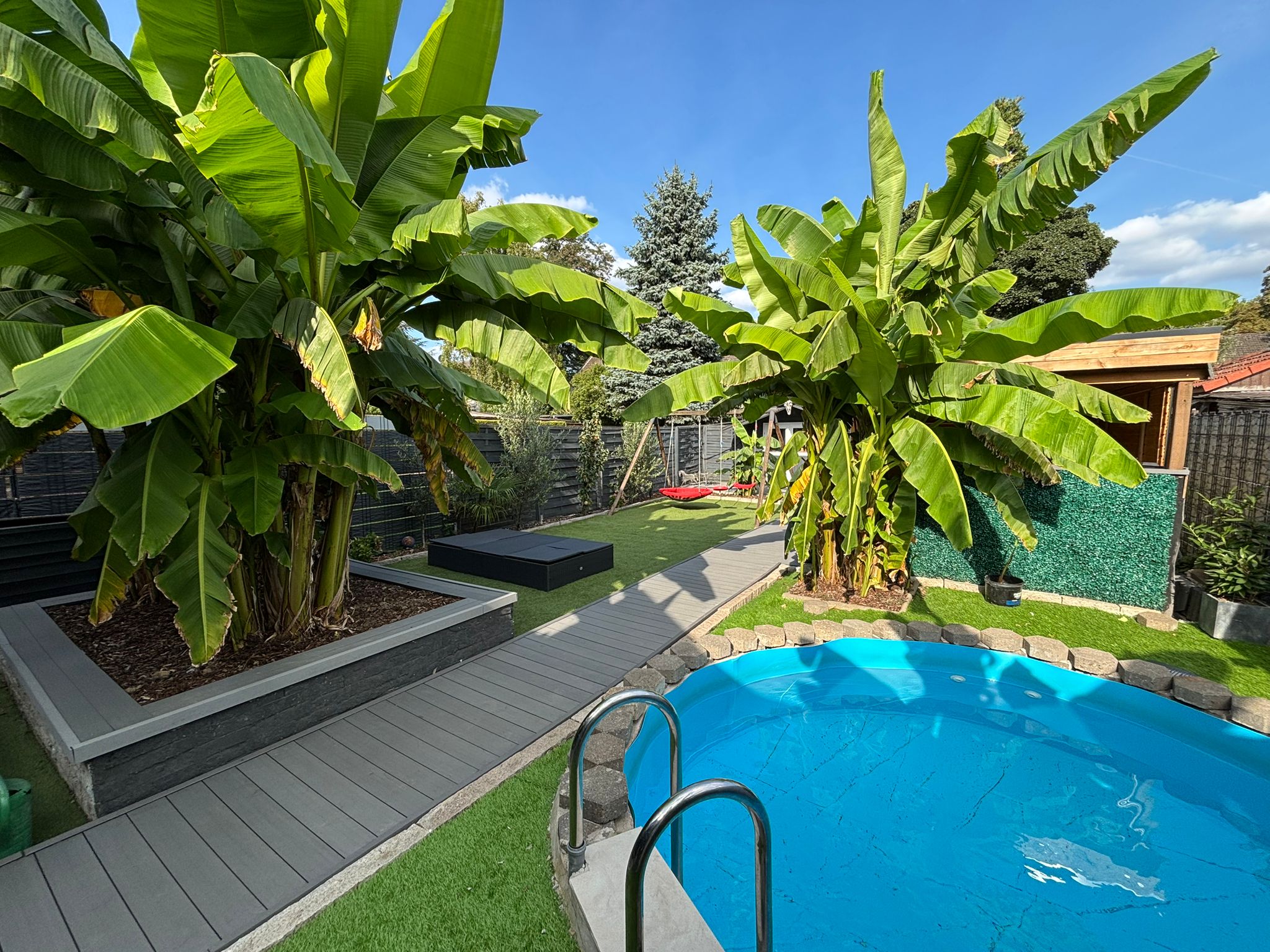 Das Bild zeigt den Garten mit Pool.