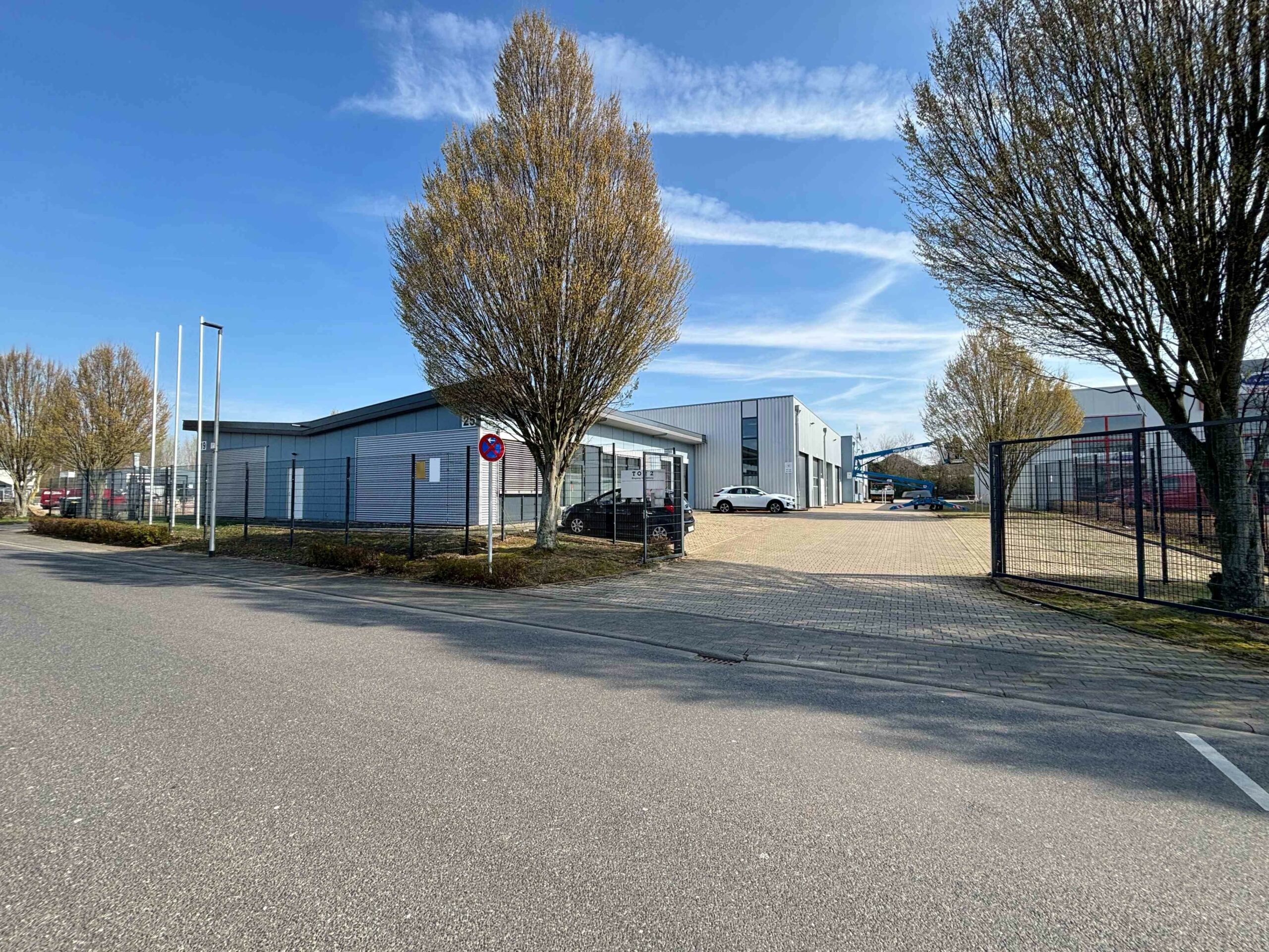 Das Bild zeigt den Gewerbepark aus der Straßenansicht.