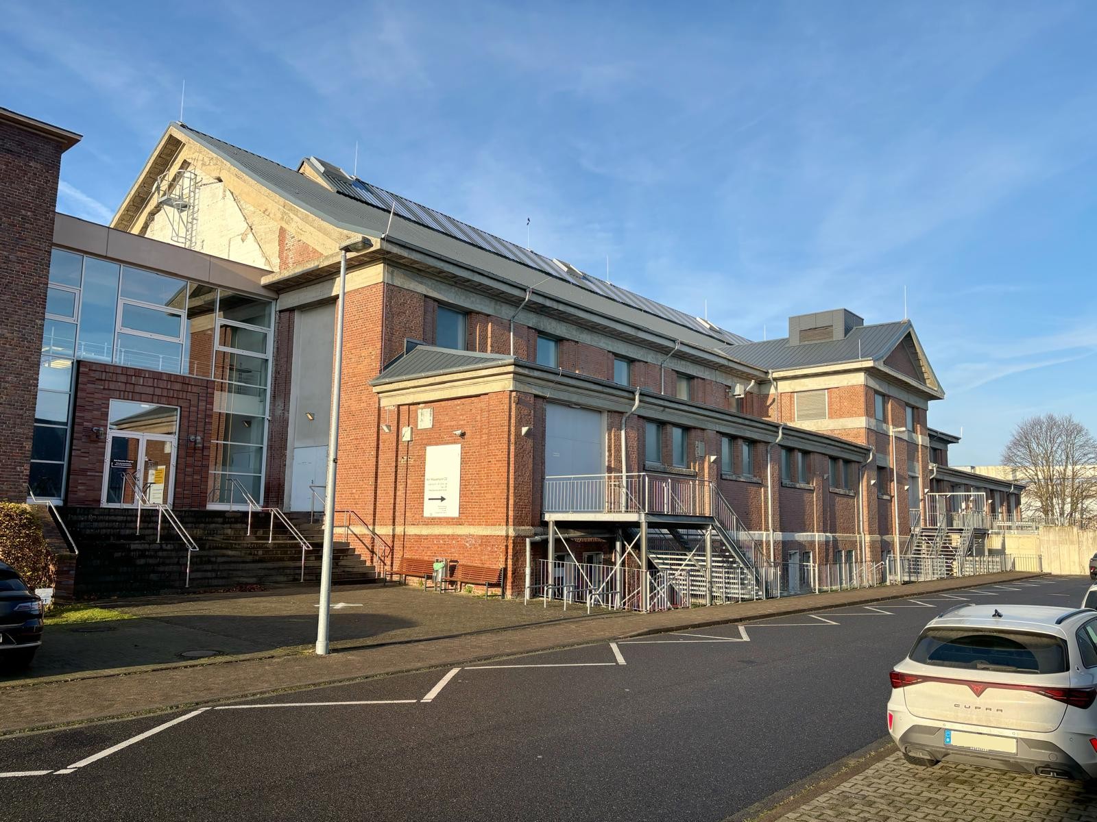 Das Bild zeigt die Immobilie von außen.