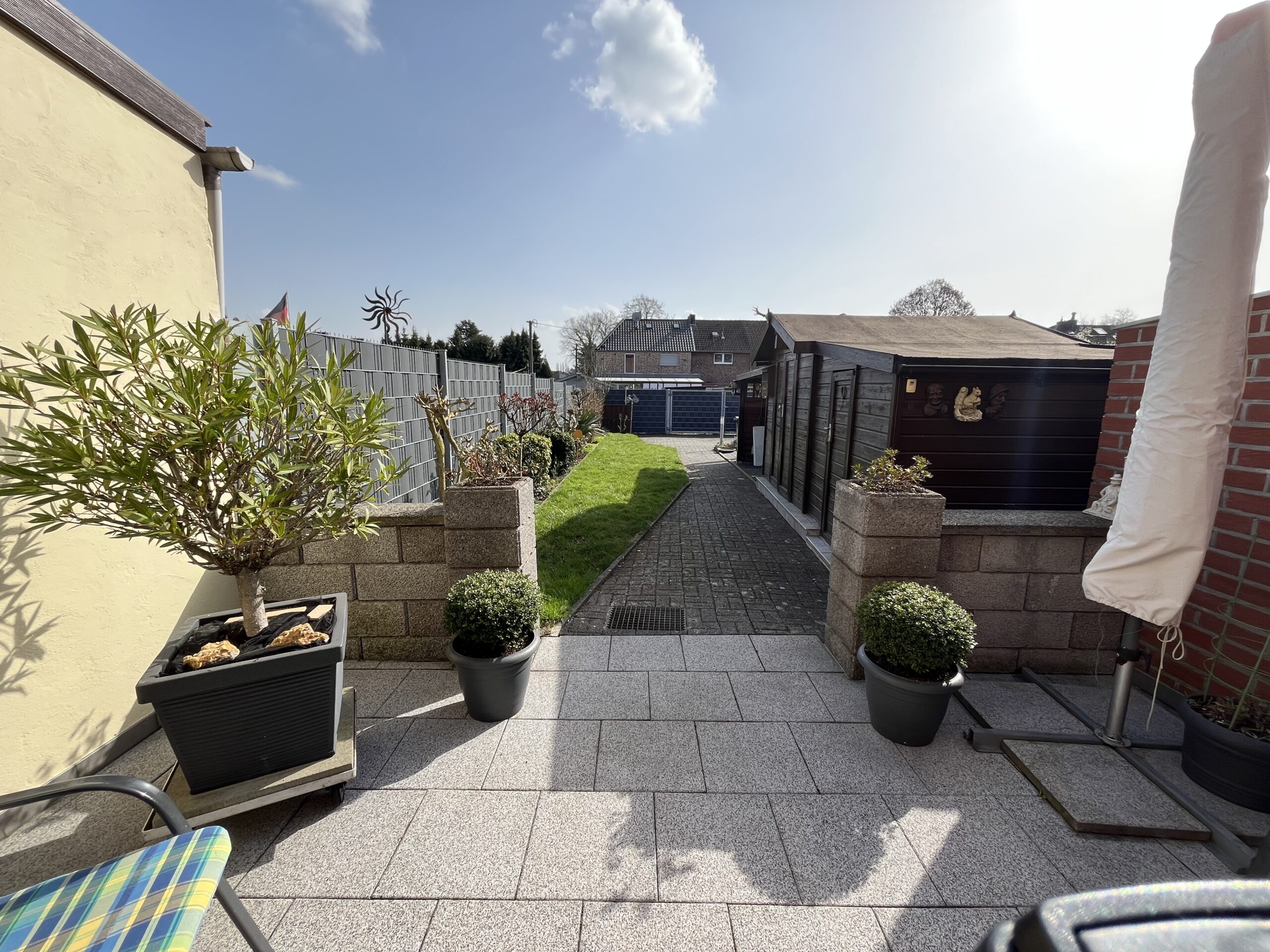 Das Bild zeigt die Terrasse und den Gartenbereich.