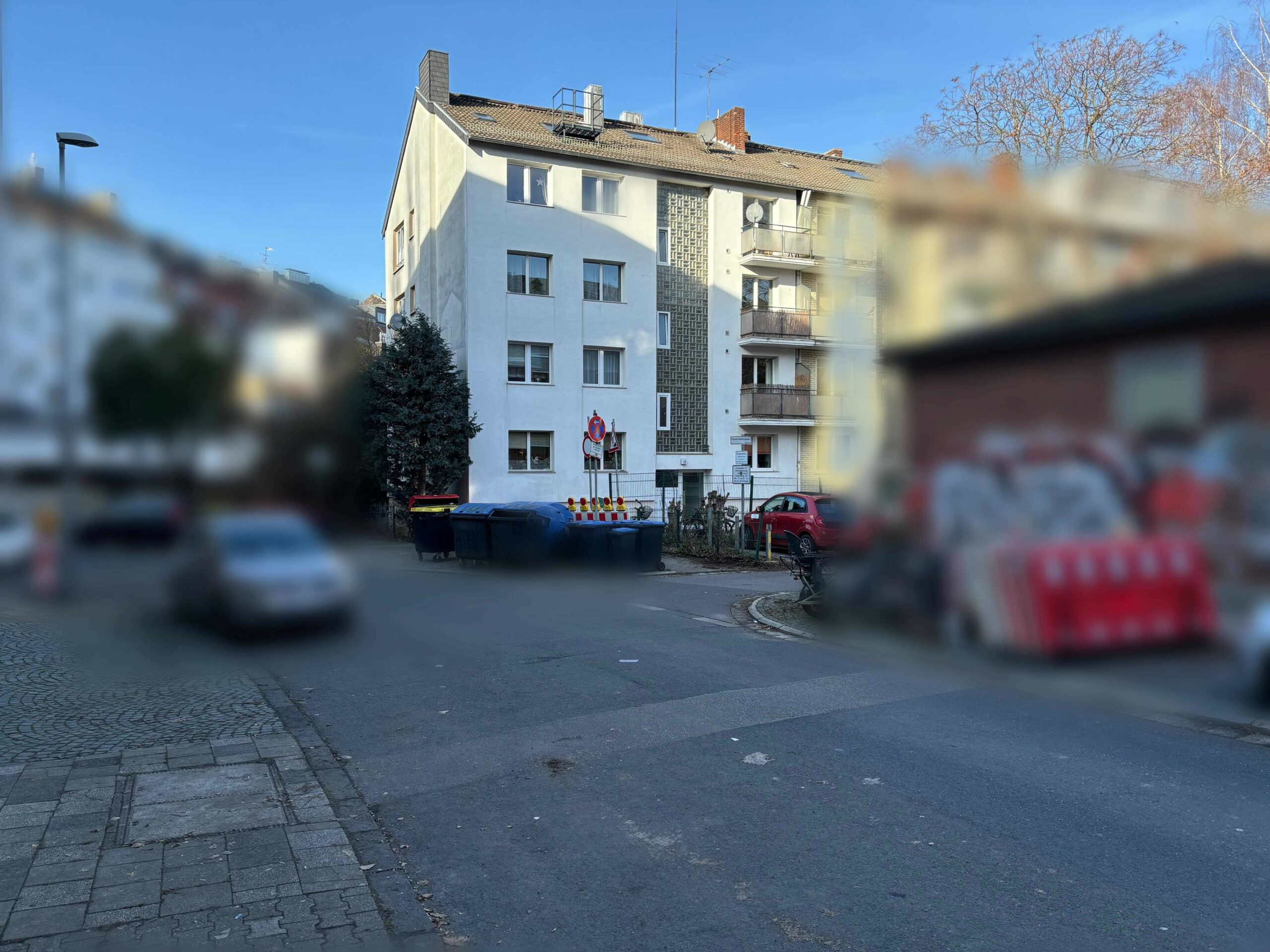 Das Bild zeigt die Außenansicht eines Mehrfamilienhauses.