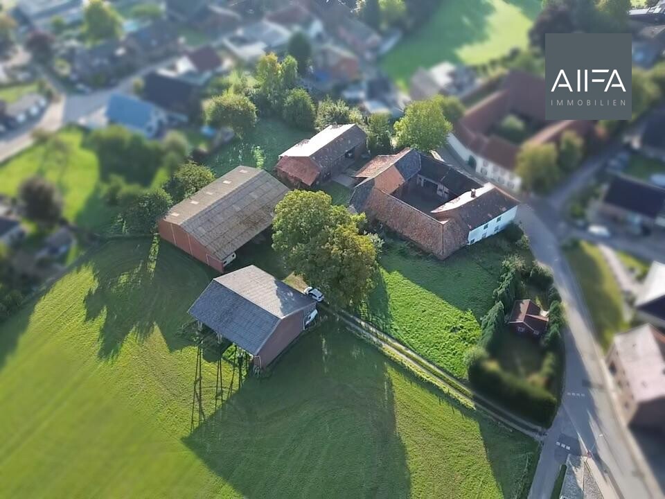 Das Bild zeigt eine Luftaufnahme der Hofanlage.
