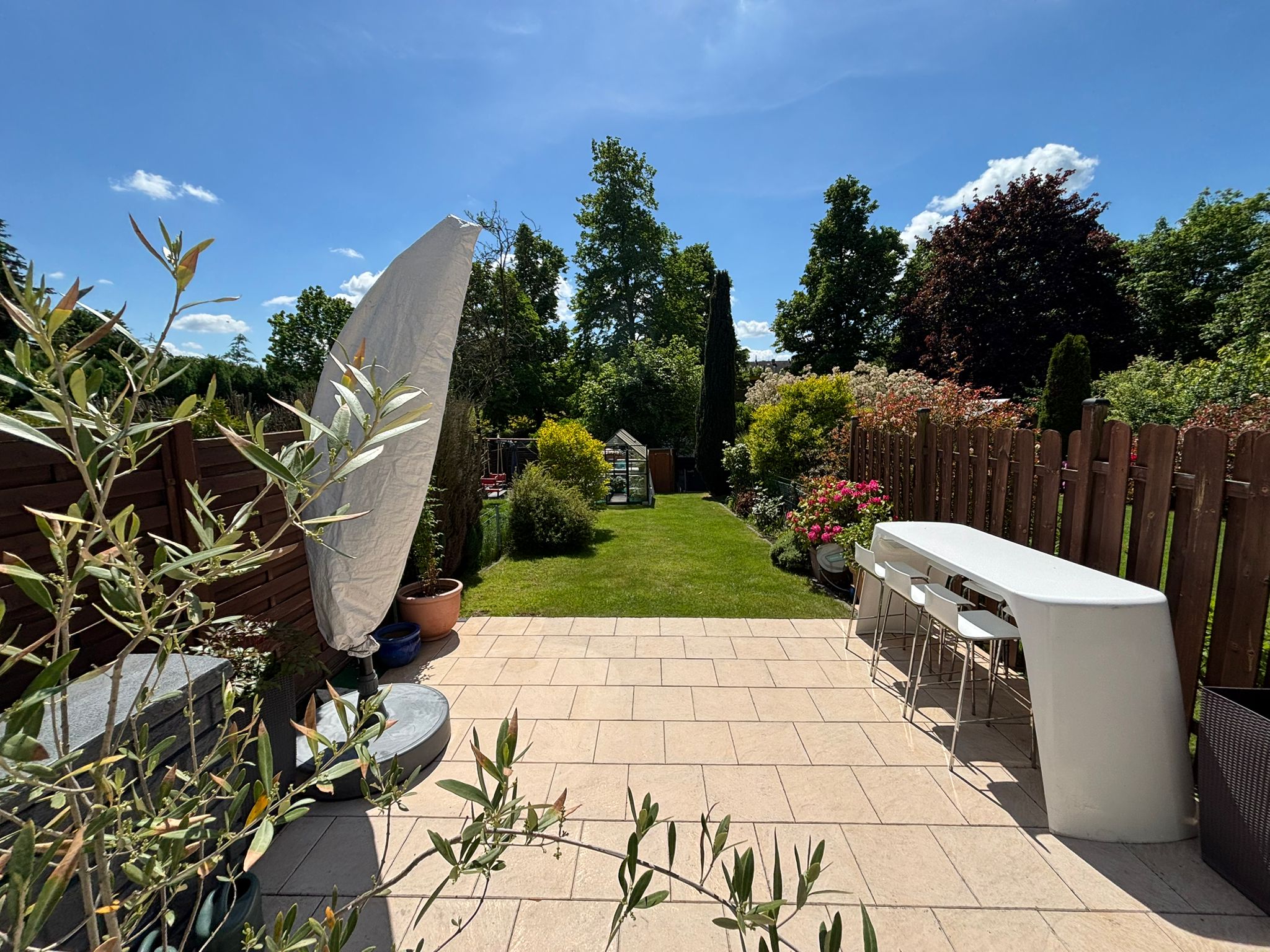Das Bild zeigt die Terrasse und den Gartenbereich.